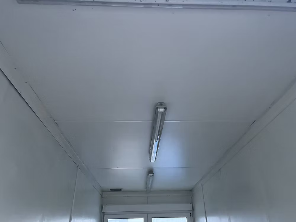 Conteneur Bureau 2,5 × 6 m – Chauffé avec Fenêtres