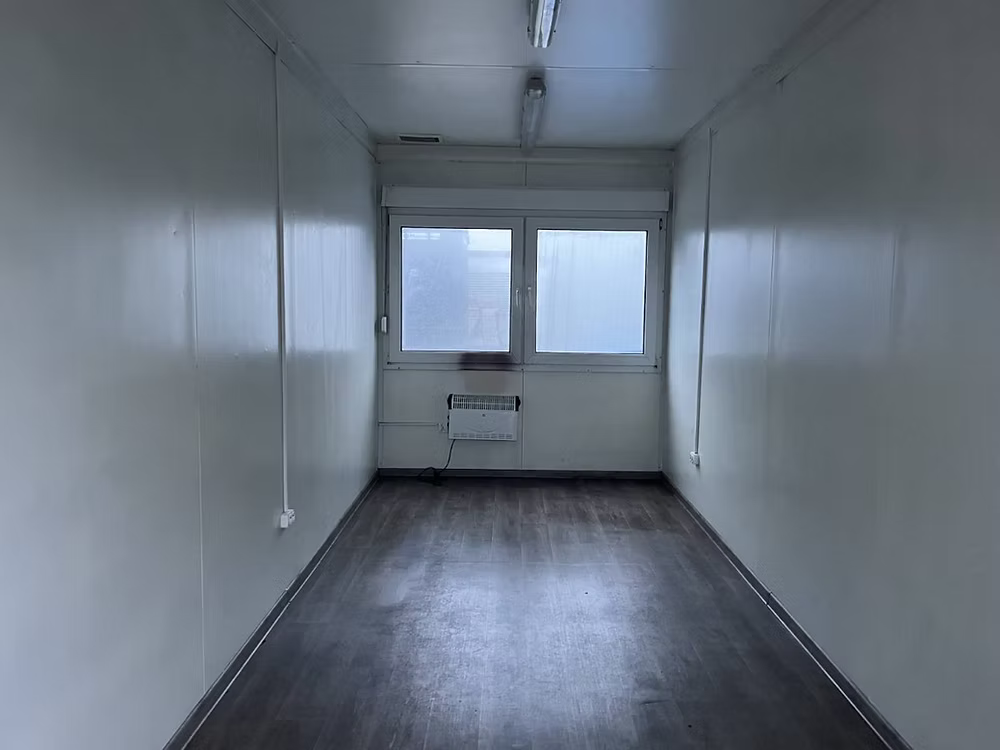 Conteneur Bureau 2,5 × 6 m – Chauffé avec Fenêtres