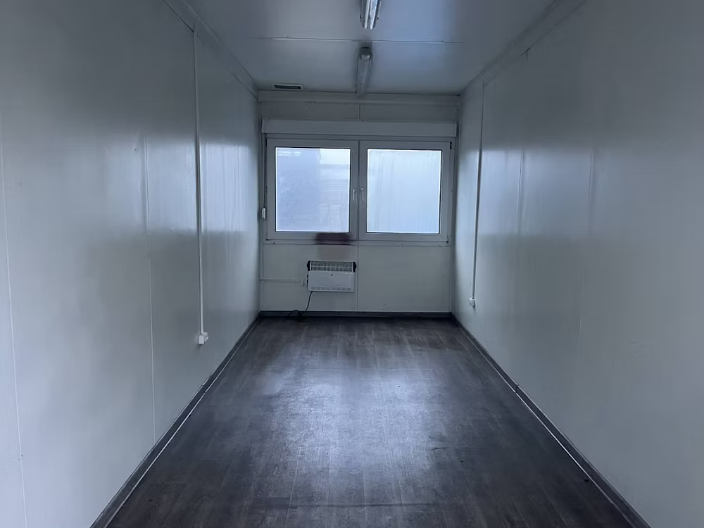Conteneur Bureau 2,5 × 6 m – Chauffé avec Fenêtres