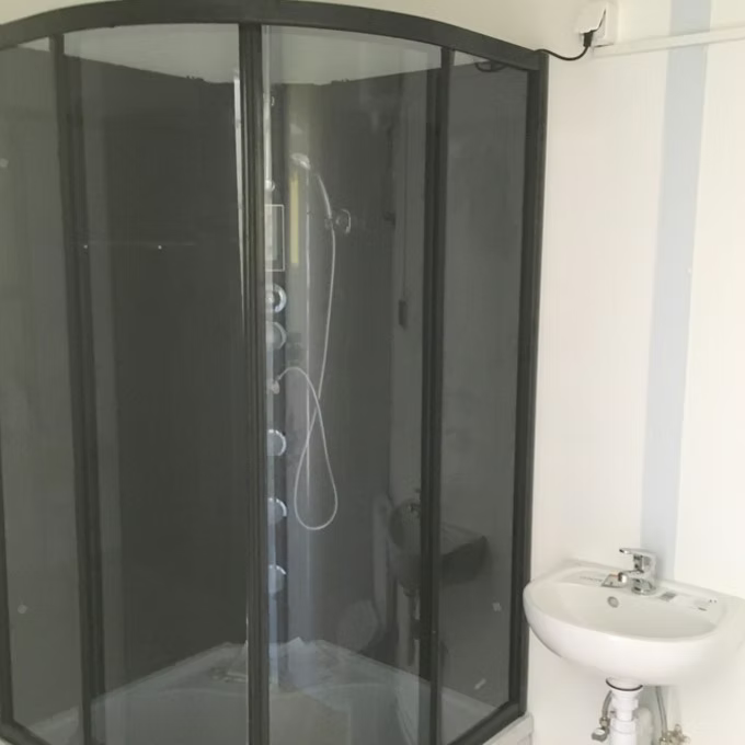 Conteneur Bureau 6 m – Sanitaires Complets (Douche, Lavabo, WC)
