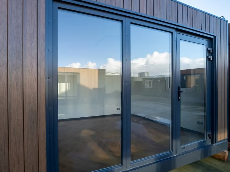 Conteneur Bureau 6 × 3 m – Modèle Berlin – Aménagé