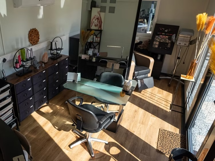 Conteneur Bureau 6 × 3 m – Modèle Berlin – Aménagé