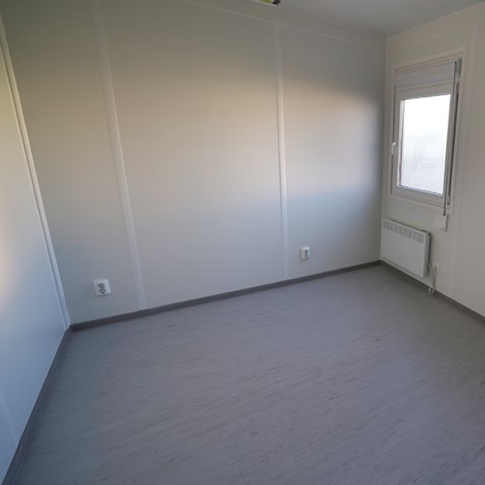Conteneur isolé 6 × 3 m avec coin sanitaire et cuisine