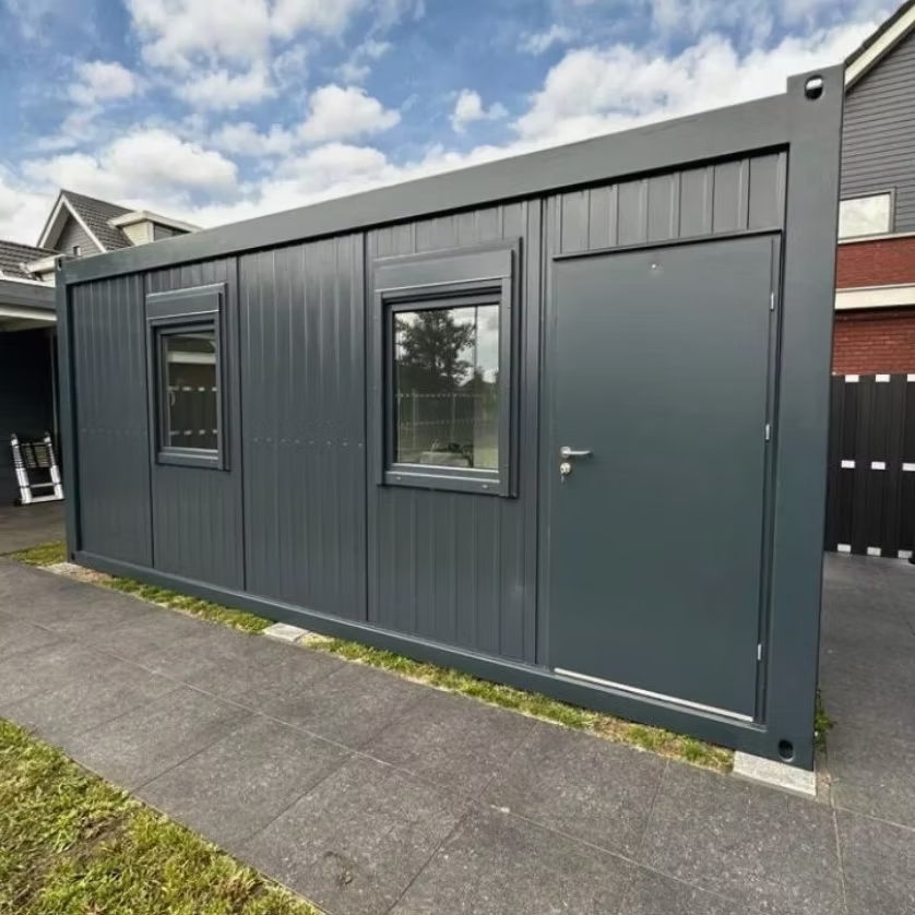 Conteneur isolé 6 × 3 m avec coin sanitaire et cuisine
