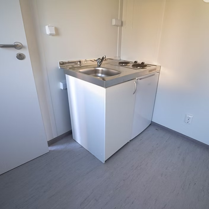 Conteneur isolé 6 × 3 m avec coin sanitaire et cuisine
