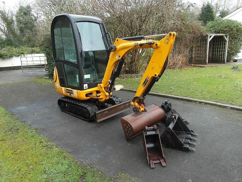 Mini-pelle JCB 8018 CTS occasion – 1,8t 4 godets inclus