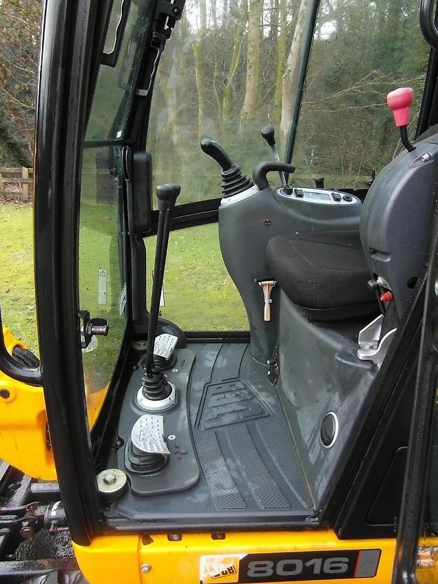 Mini-pelle JCB 8018 CTS occasion – 1,8t 4 godets inclus