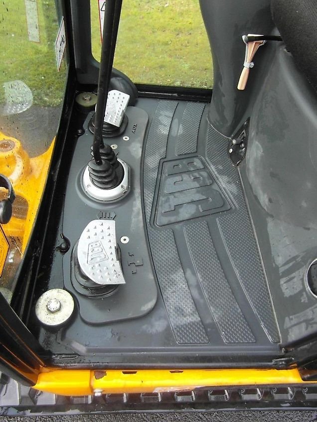 Mini-pelle JCB 8018 CTS occasion – 1,8t 4 godets inclus
