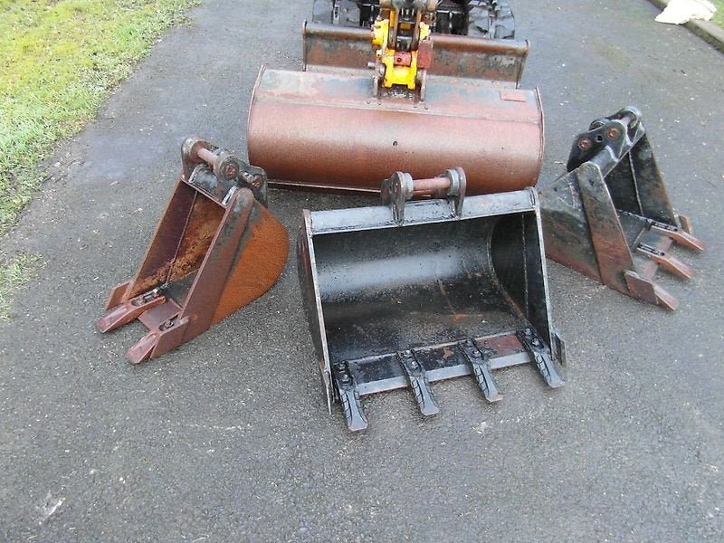 Mini-pelle JCB 8018 CTS occasion – 1,8t 4 godets inclus