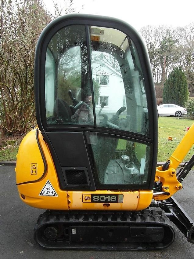 Mini-pelle JCB 8018 CTS occasion – 1,8t 4 godets inclus