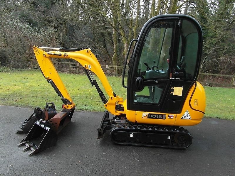 Mini-pelle JCB 8018 CTS occasion – 1,8t 4 godets inclus