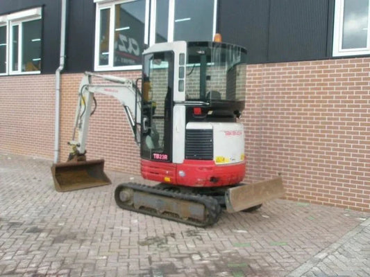 Mini-pelle Takeuchi TB23R – 2,6 t – Occasion 2012 – 4 150 h – Garantie 12 mois